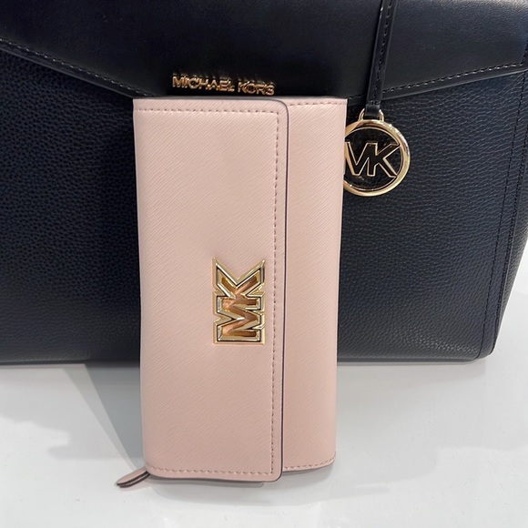 Michael Kors Mimi Large Saffiano Leather Bi-Fold Continental Wallet
Pawder Blush - Picture 14 of 16